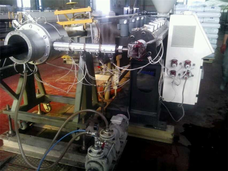 Máquina de extrusión de tubos de HDPE PP (3)